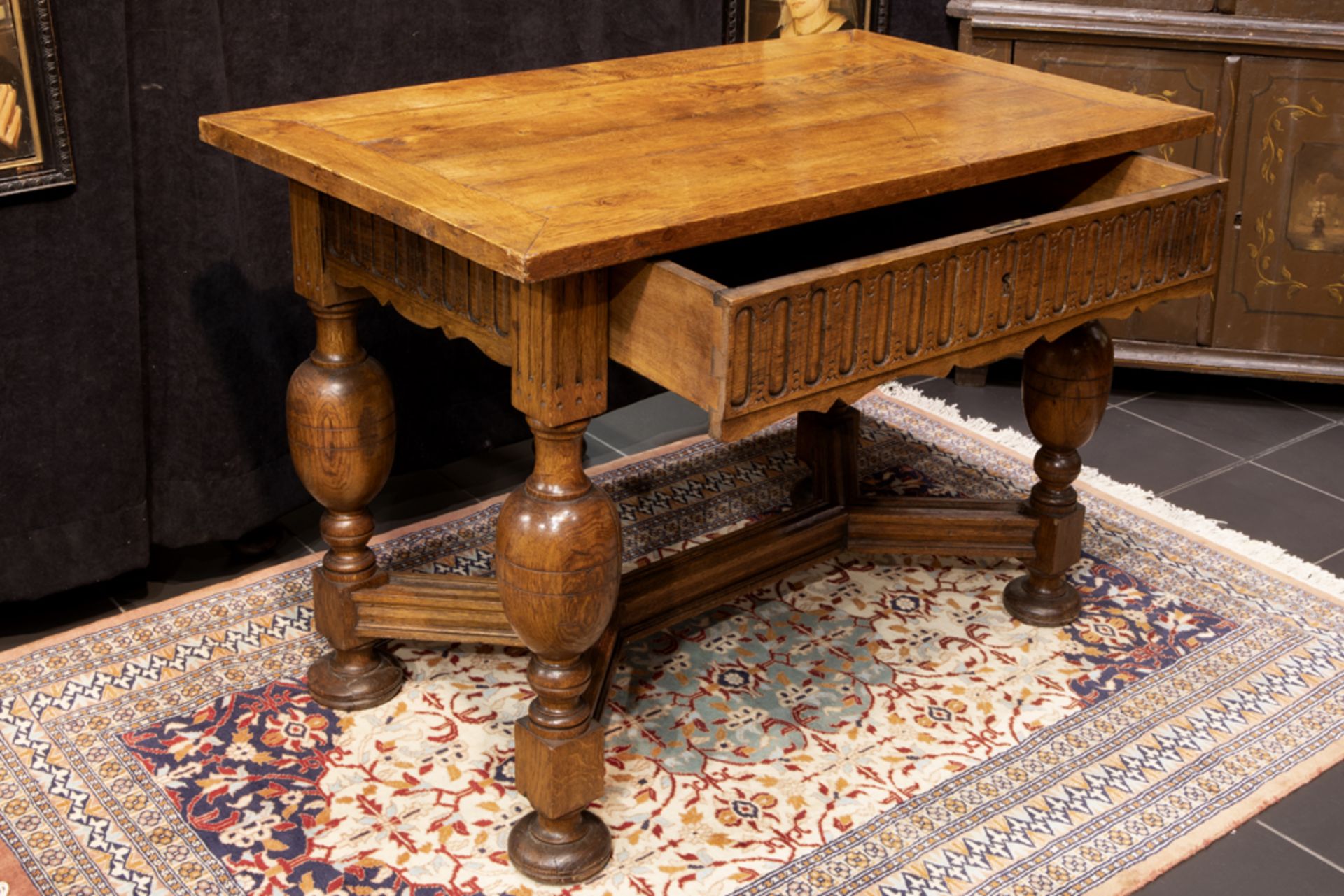 small antique Renaissance style oak table with drawer||Antiek Renaissance betaaltafeltje met lade in - Bild 2 aus 3