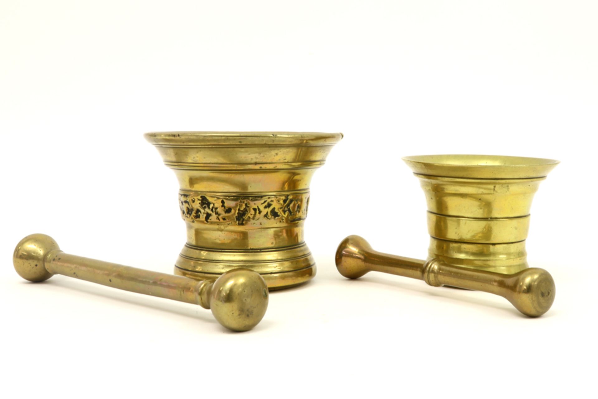 two antique brass mortars, one presumably from the 16th/17th century||Lot van twee antieke - Image 2 of 5