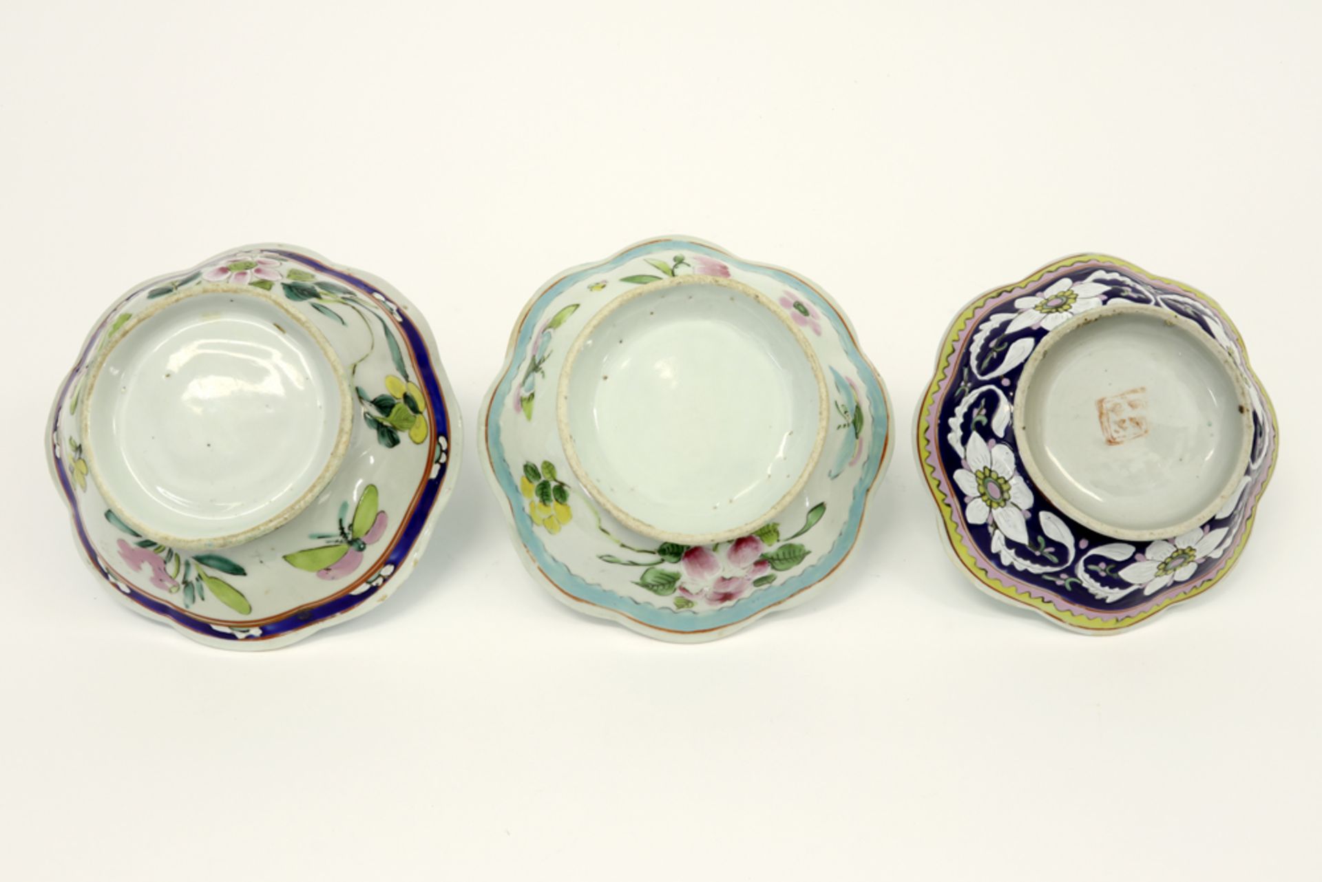 three antique Chinese bowls in porcelain with a polychrome decor||Lot van drie antieke Chinese - Bild 3 aus 4