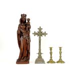 various lot with an oak sculpture, candlesticks and a crucifix||Lot met een eiken "Madonna met kind"