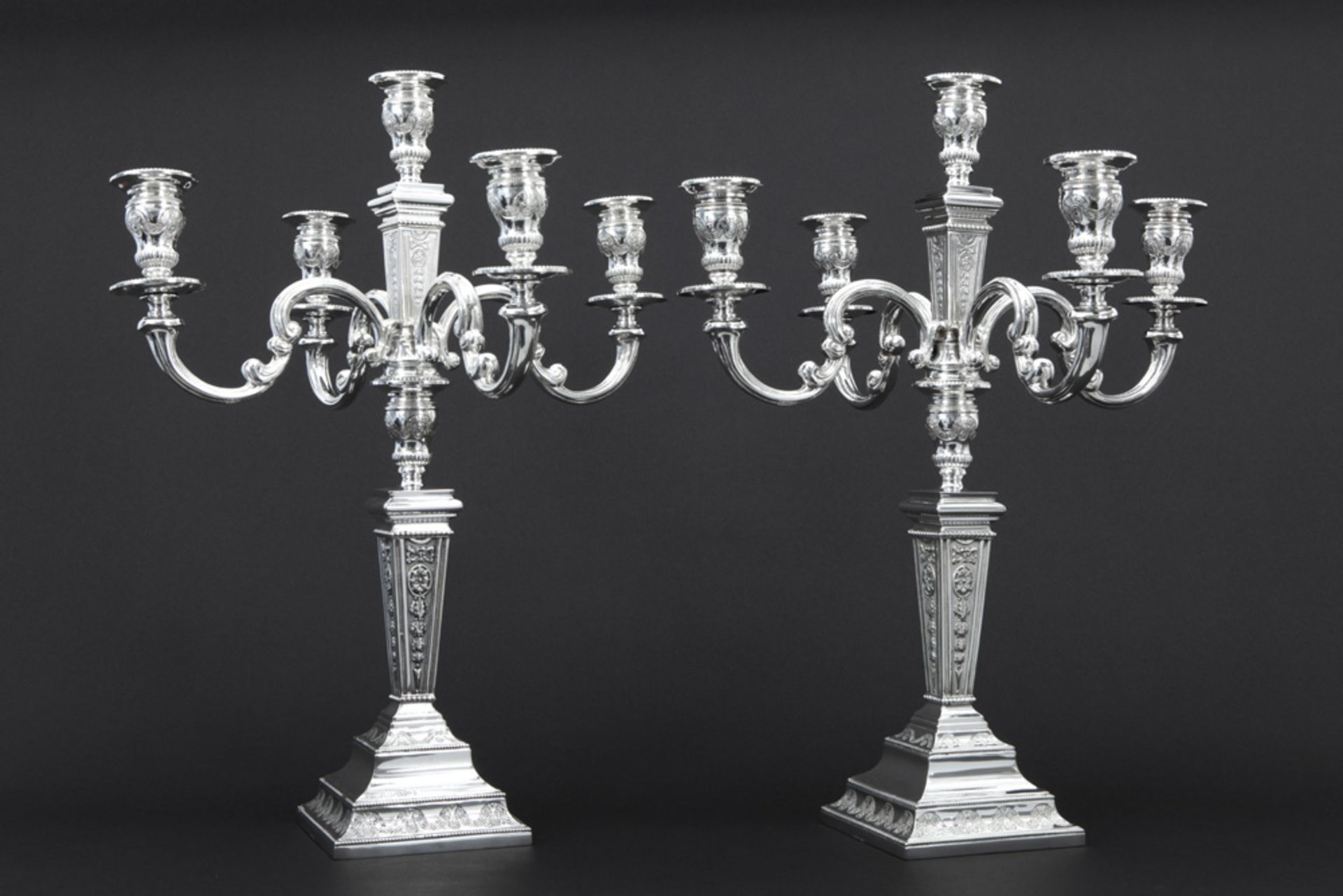 pair of neoclassical candelabras in marked silver||Mooi paar neoclassicistische tafelkandelaars in