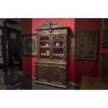 19th Cent. French oak (hunters') cabinet with typical carvings||Negentiende eeuwse Franse zgn