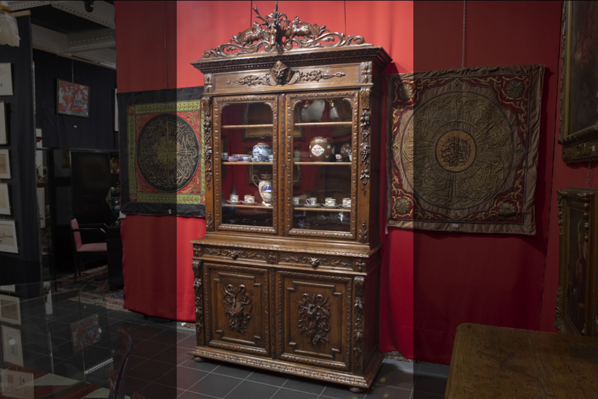 19th Cent. French oak (hunters') cabinet with typical carvings||Negentiende eeuwse Franse zgn
