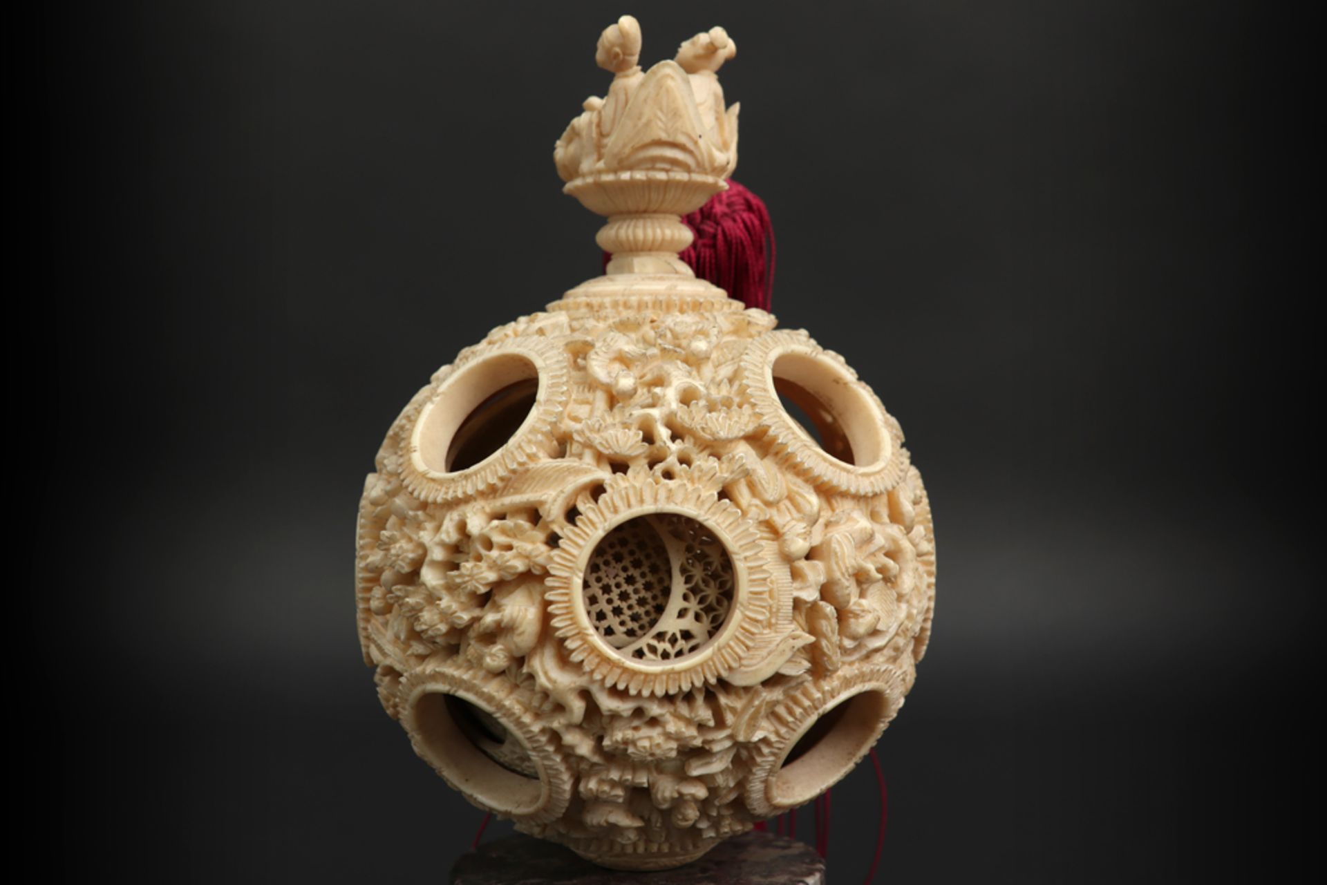 antique Chinese ivory "Cantonese ball" - on a marble base||Antieke Chinese "boulle de Canton" in - Bild 4 aus 7