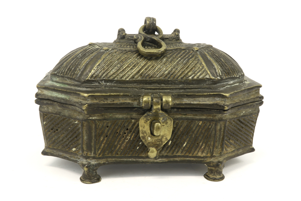 small African Benin bronze box||Afrikaans gedekseld kistje in brons uit Benin - 11,5 x 18,5 x 14 cm