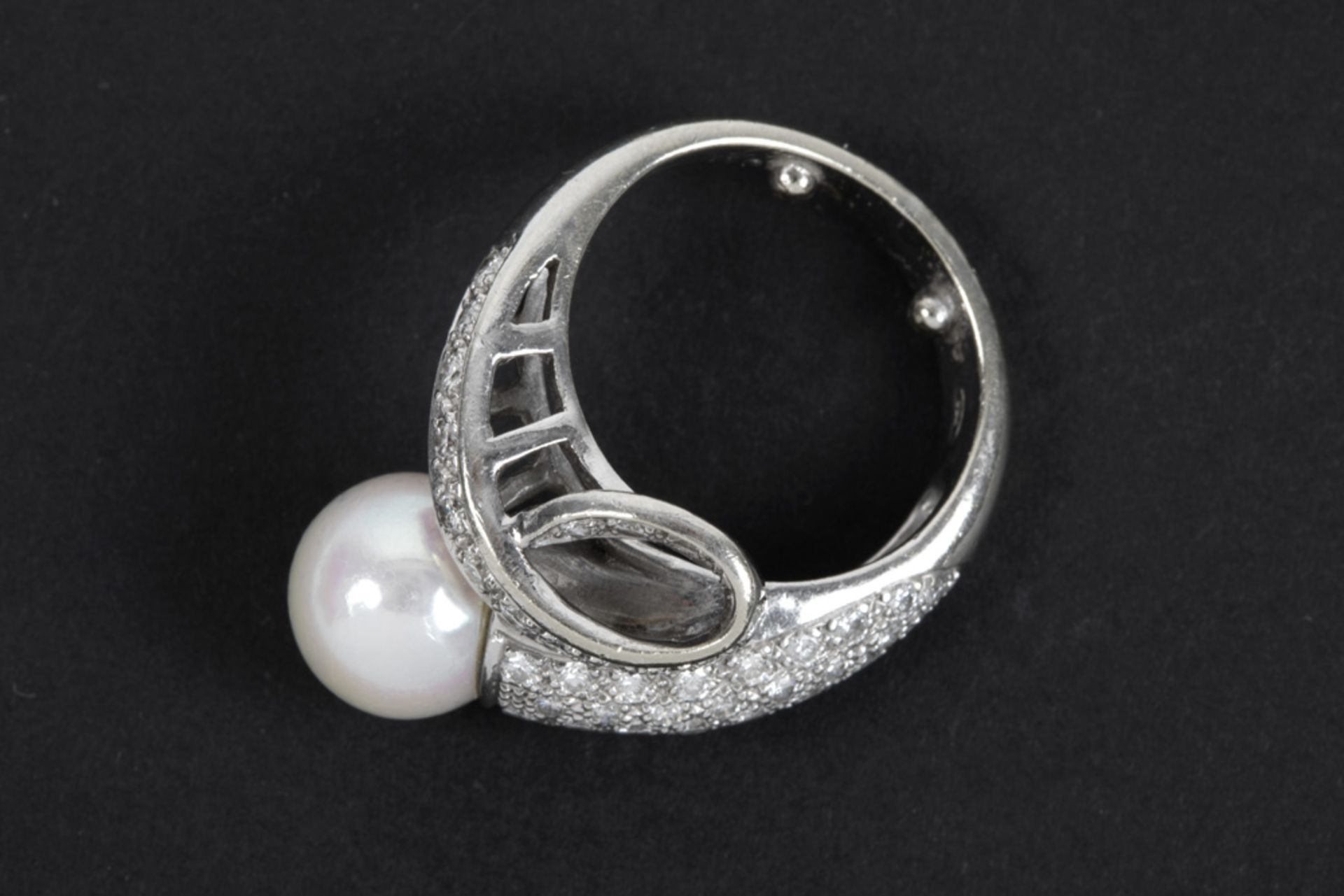 ring in white gold (18 carat) with a snake design with a white pearl as the head and ca 1,20 carat - Image 3 of 3
