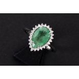 ring in white gold (18 carat) with a pearshaped 2,60 carat emerald surrounded by 0,20 carat of