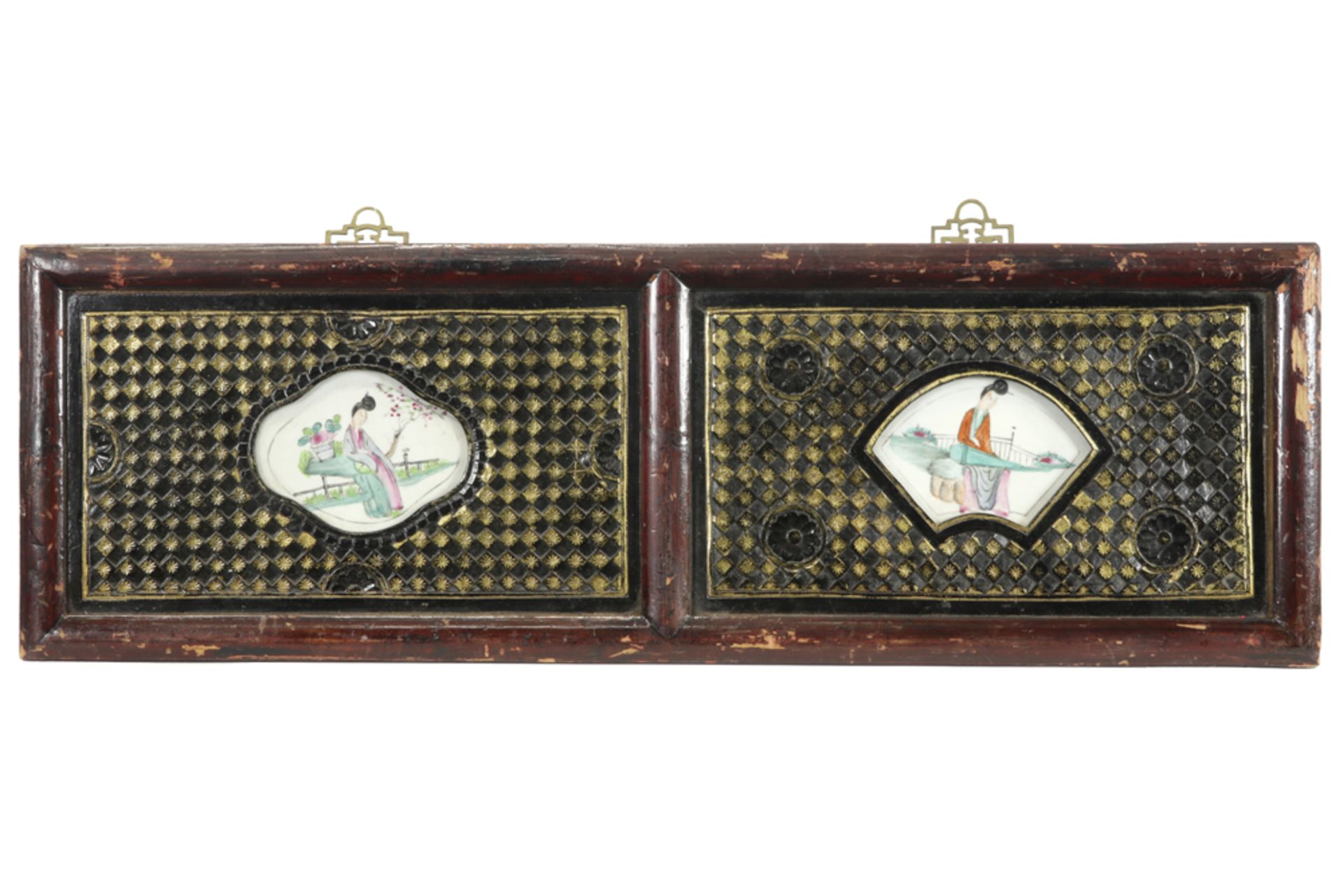 Chinese wooden panel with two porcelain plaques with polychrome figures decor||Chinees paneel in