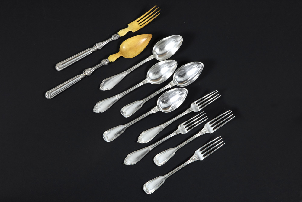 37 pieces of cutlery in marked silver||Lot bestek (37 stuks) in gemerkt massief zilver - gewicht :