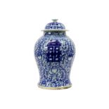 antique Chinese lidded vase in porcelain with a blue-white decor||Antieke Chinese gedekselde vaas in