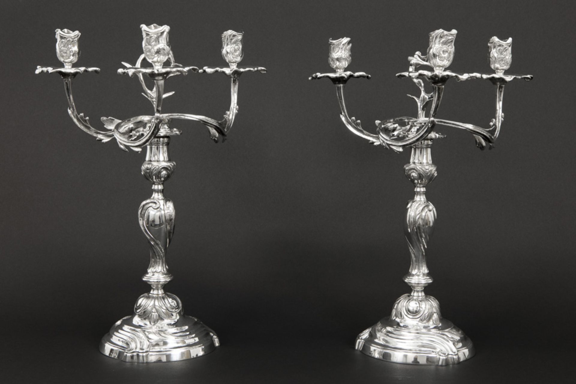 pair of Louis XV style silverplated candelabras||CF paar tafelkandelaars met Lodewijk XV-vorm en - - Bild 2 aus 3