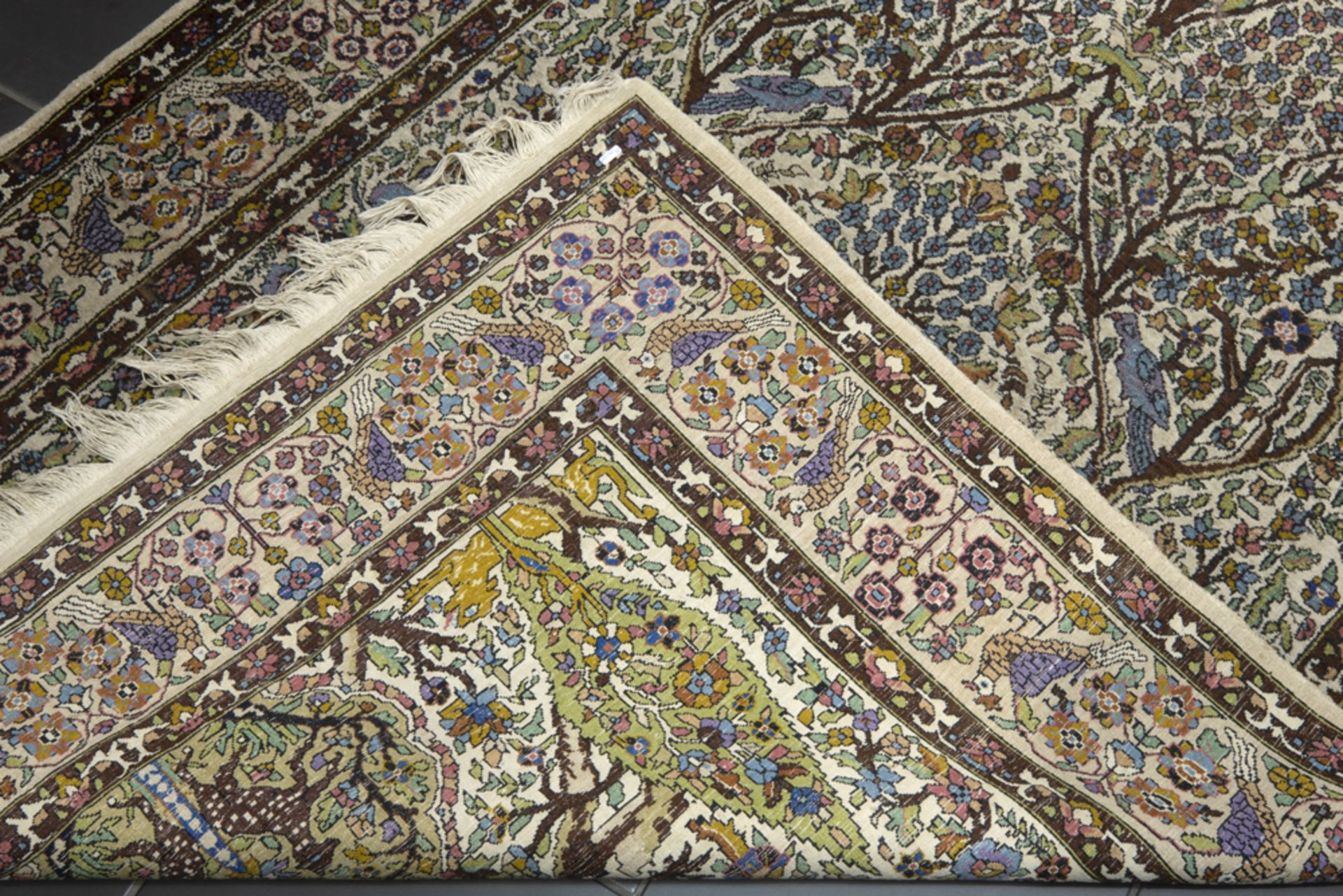finely knotted vintage Agra rug in wool and silk||Fijngeknoopte Agra in wol en zijde met een - Bild 2 aus 2