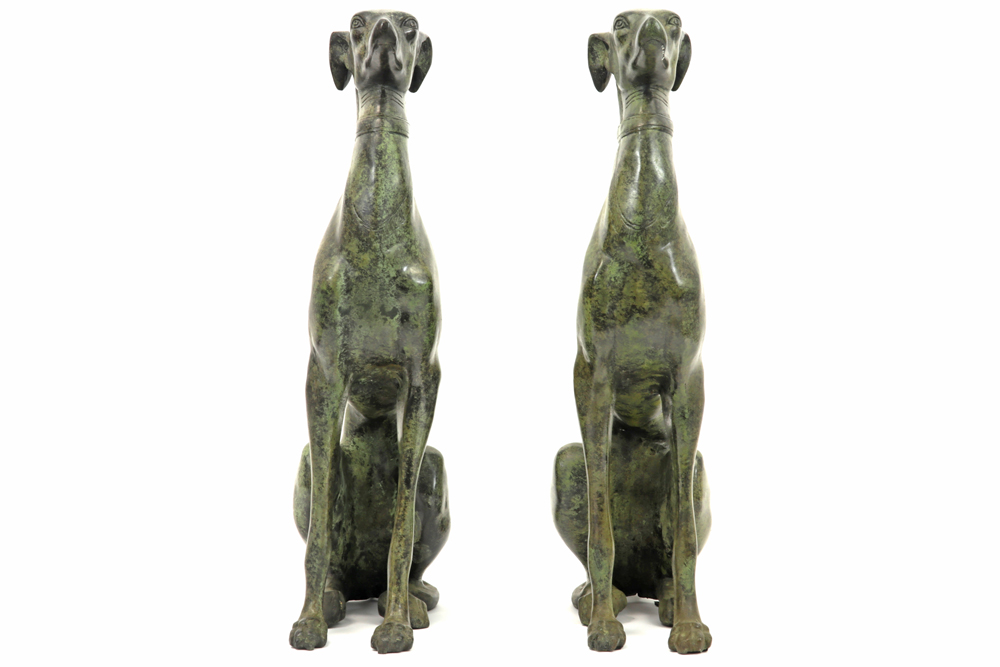 pair of decorative "Sitting dogs" sculptures in bronze with a greenish patina||Paar decoratieve - Image 2 of 5