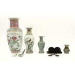several items in Chinese porcelain amongst which two vases from the Republic period||Lot met Chinees