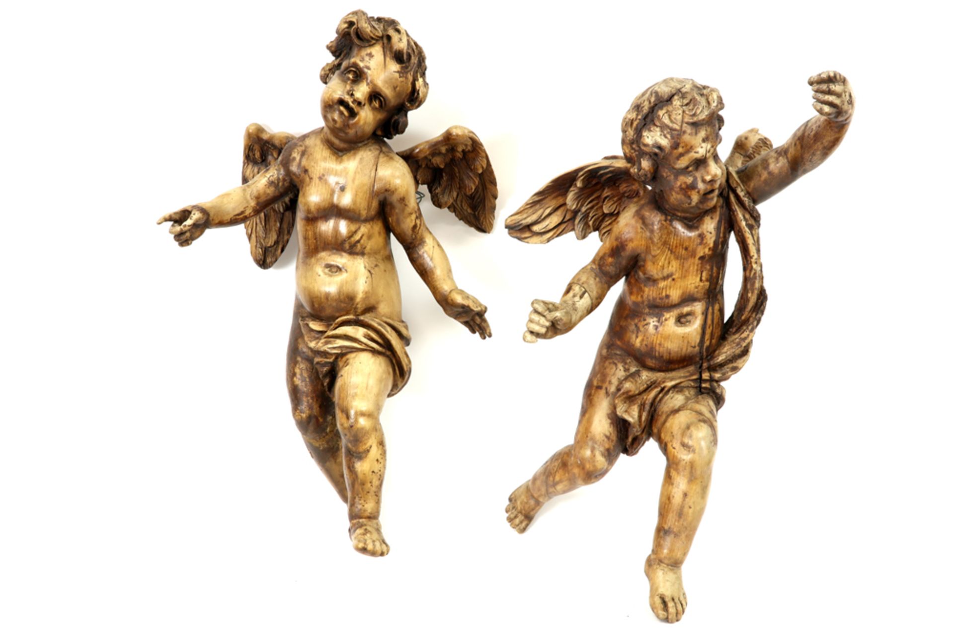 pair of 17th/18th Cent. baroque style cupid sculptures in wood||Paar zeventiende/achttiende eeuwse