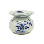 antique Chinese spittoon in porcelain with a blue-white decor||Antieke Chinese spuugbak in porselein