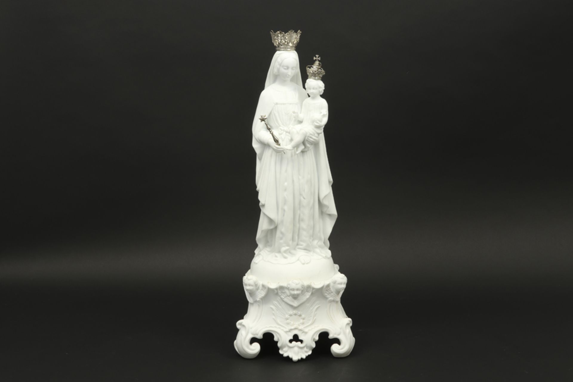 antique sculpture in biscuit-porcelain with silver crowns and staff||Antieke sculptuur in