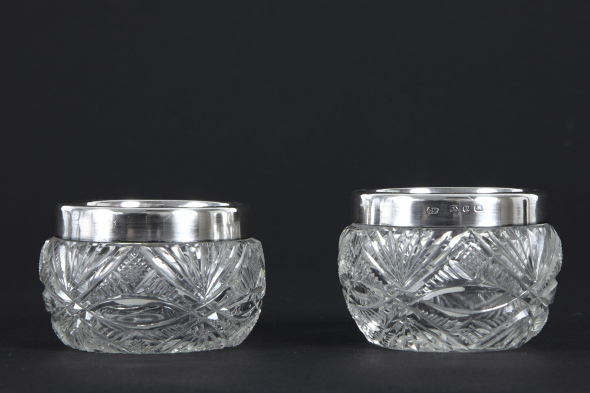 several items in clear crystal and silver : cremeset, set of pepper, perfume- and powder box||Lot (6 - Image 4 of 6