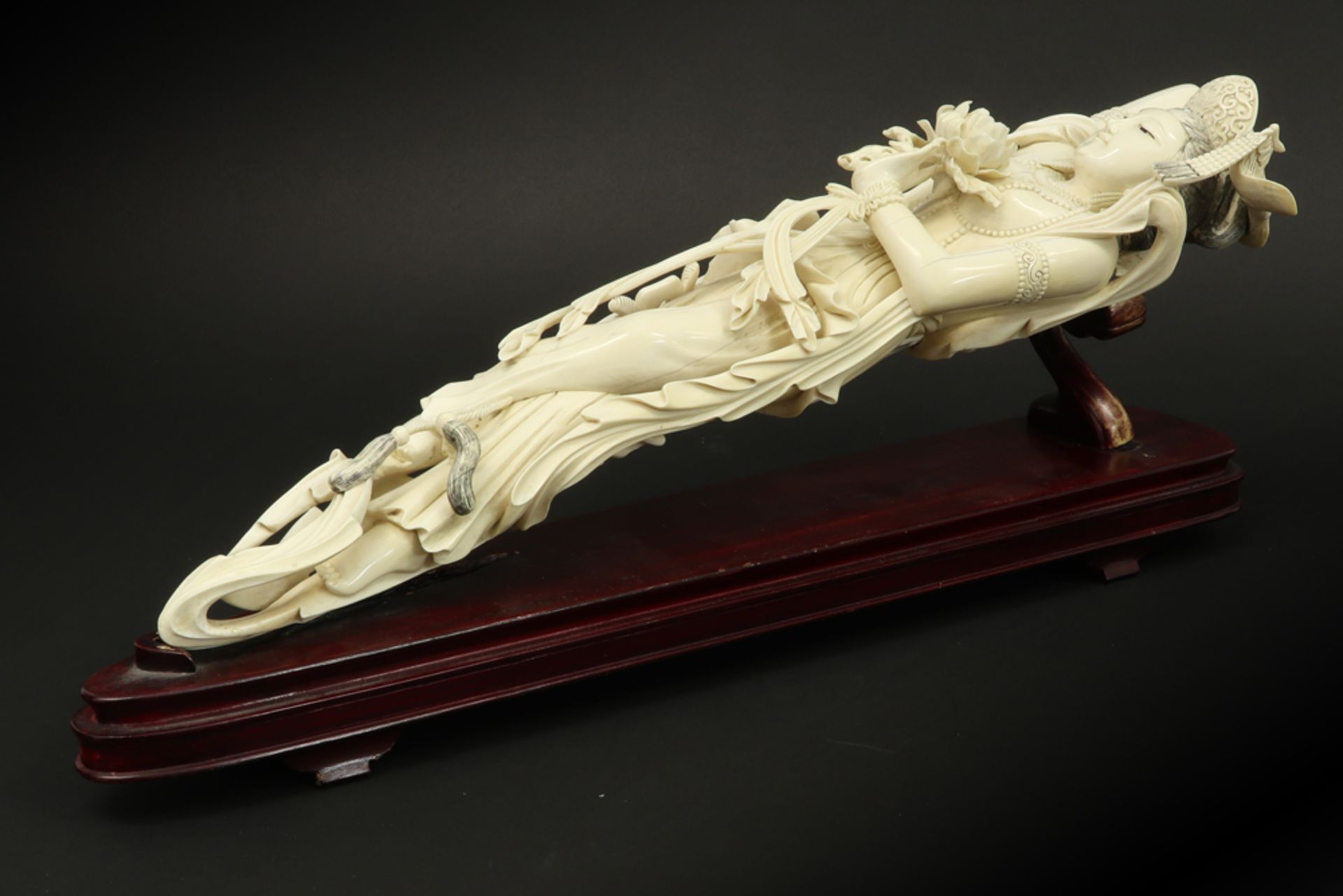 1920/30's Chinese "Reclining Quan Yin" sculpture in ivory on a wooden stand||Oude Chinese - Image 2 of 6