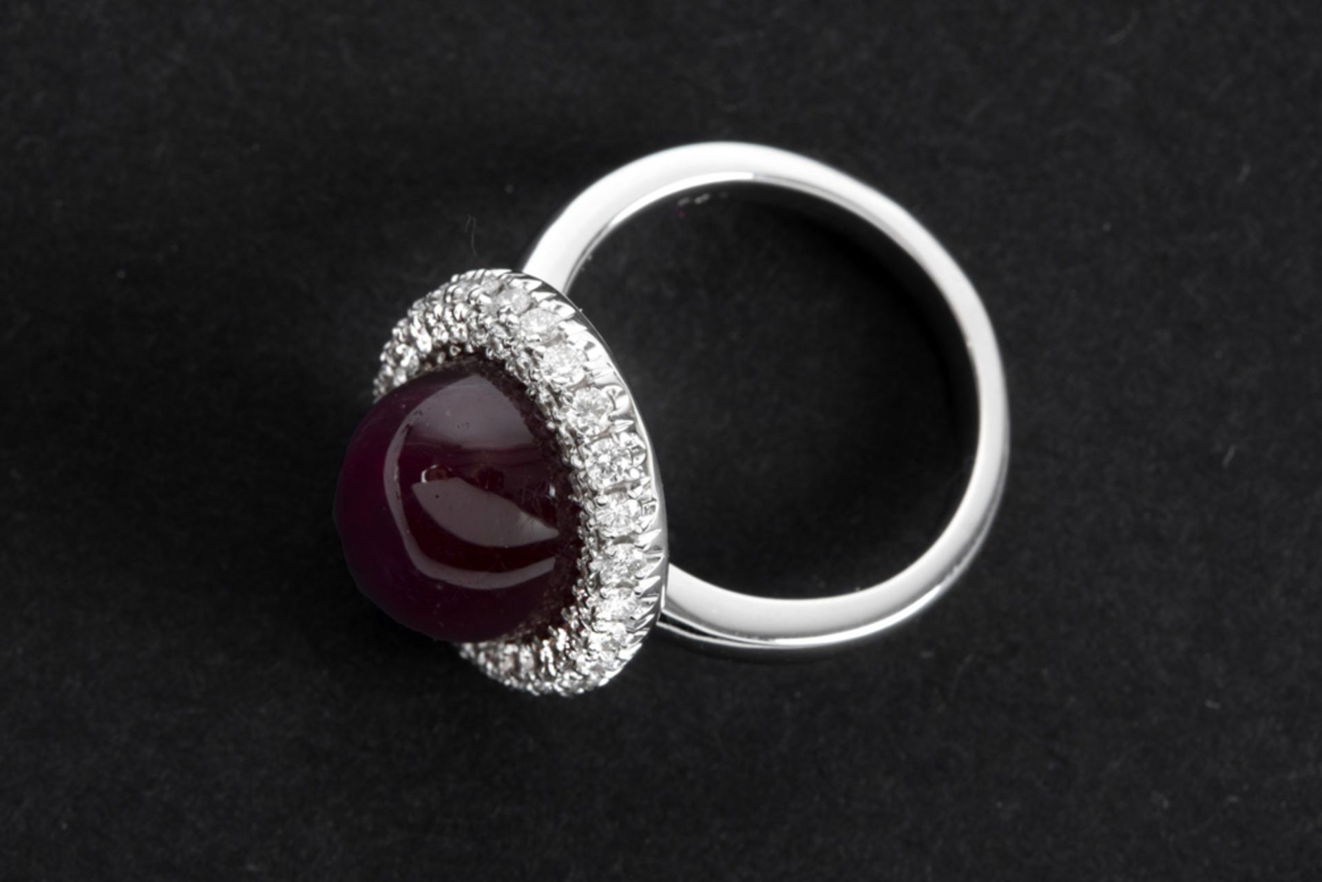 handmade ring in white gold (18 carat) with a treated cabochon cut ruby of more than 14 carat - Image 2 of 2