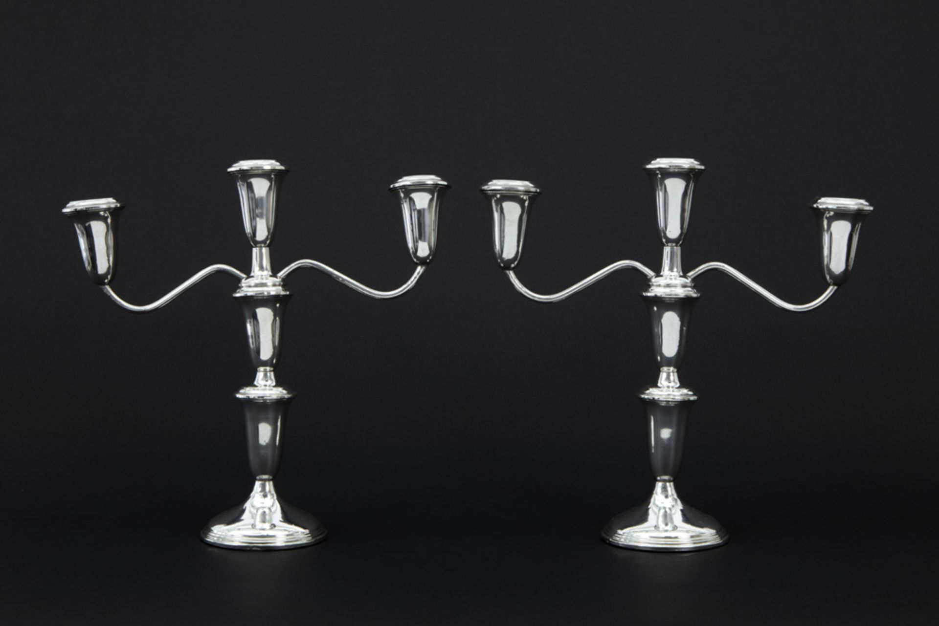 pair of American candelabras in marked silver - signed||EMPIRE paar Amerikaanse tafelkandelaars