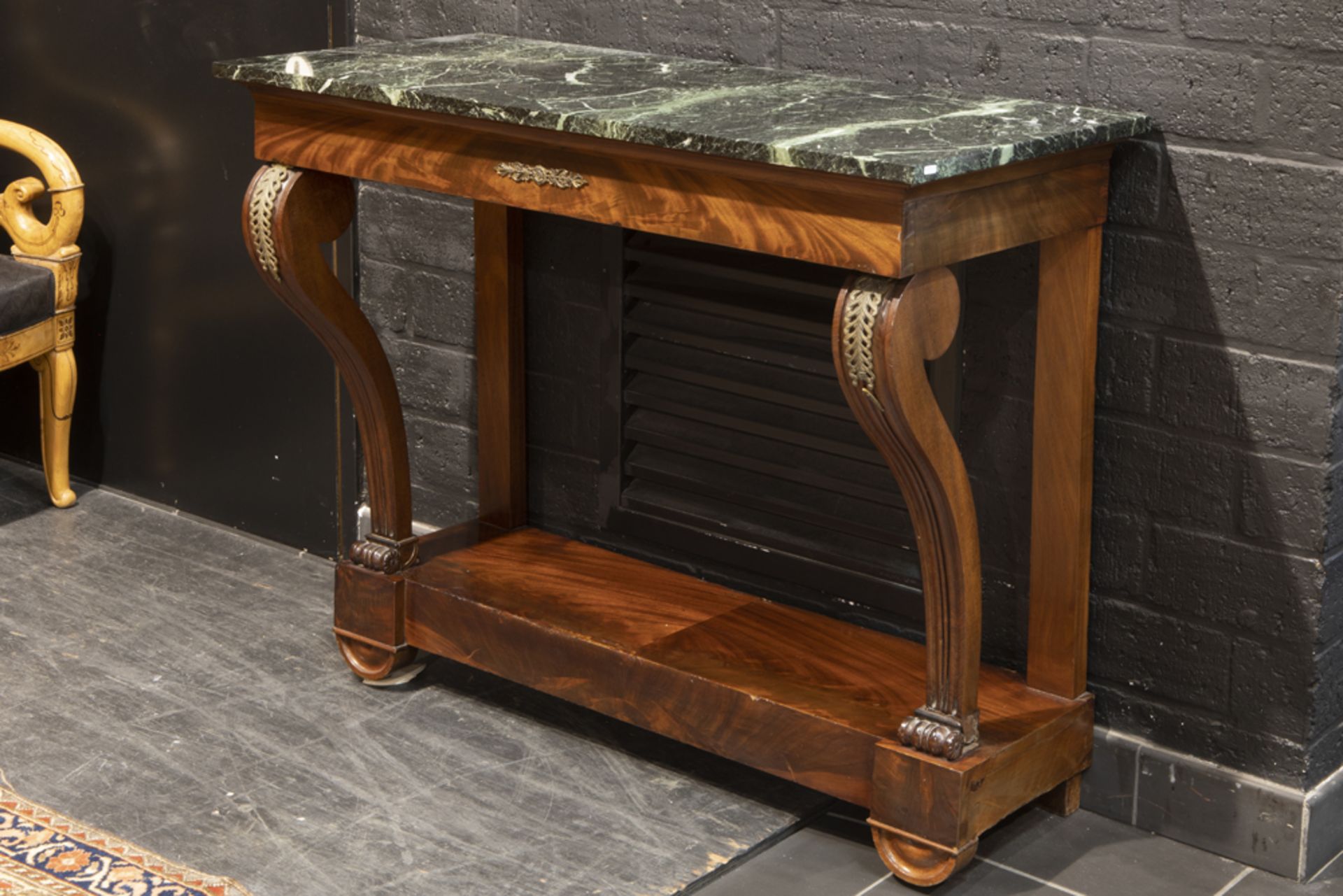 19th Cent. console in mahogany with a black marble top||Negentiende eeuwse console met voluutvormige - Image 2 of 3