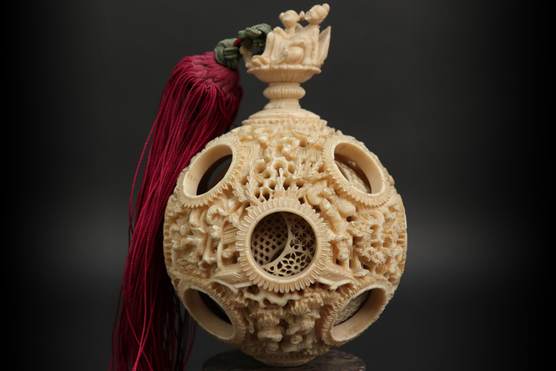 antique Chinese ivory "Cantonese ball" - on a marble base||Antieke Chinese "boulle de Canton" in - Bild 2 aus 7