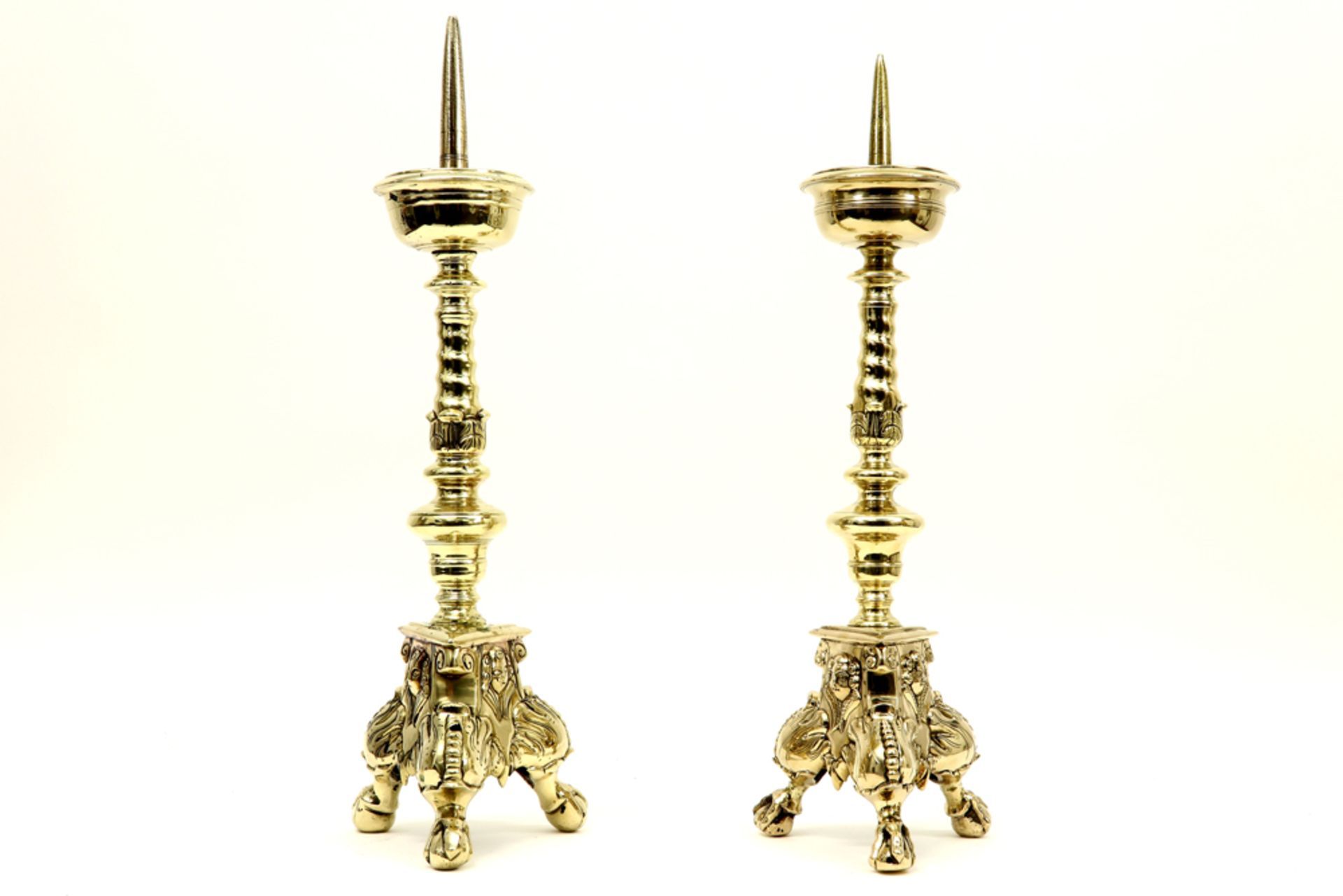 pair of 17th/18th Cent. altar candlesticks in brass||Paar zeventiende/achttiende eeuwse barokke