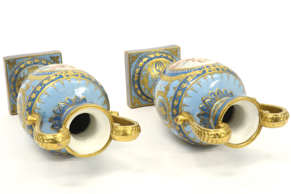 pair of neoclassical vases in marked porcelain||Paar twee-armige neoclassicistische vazen in gemerkt - Image 3 of 6