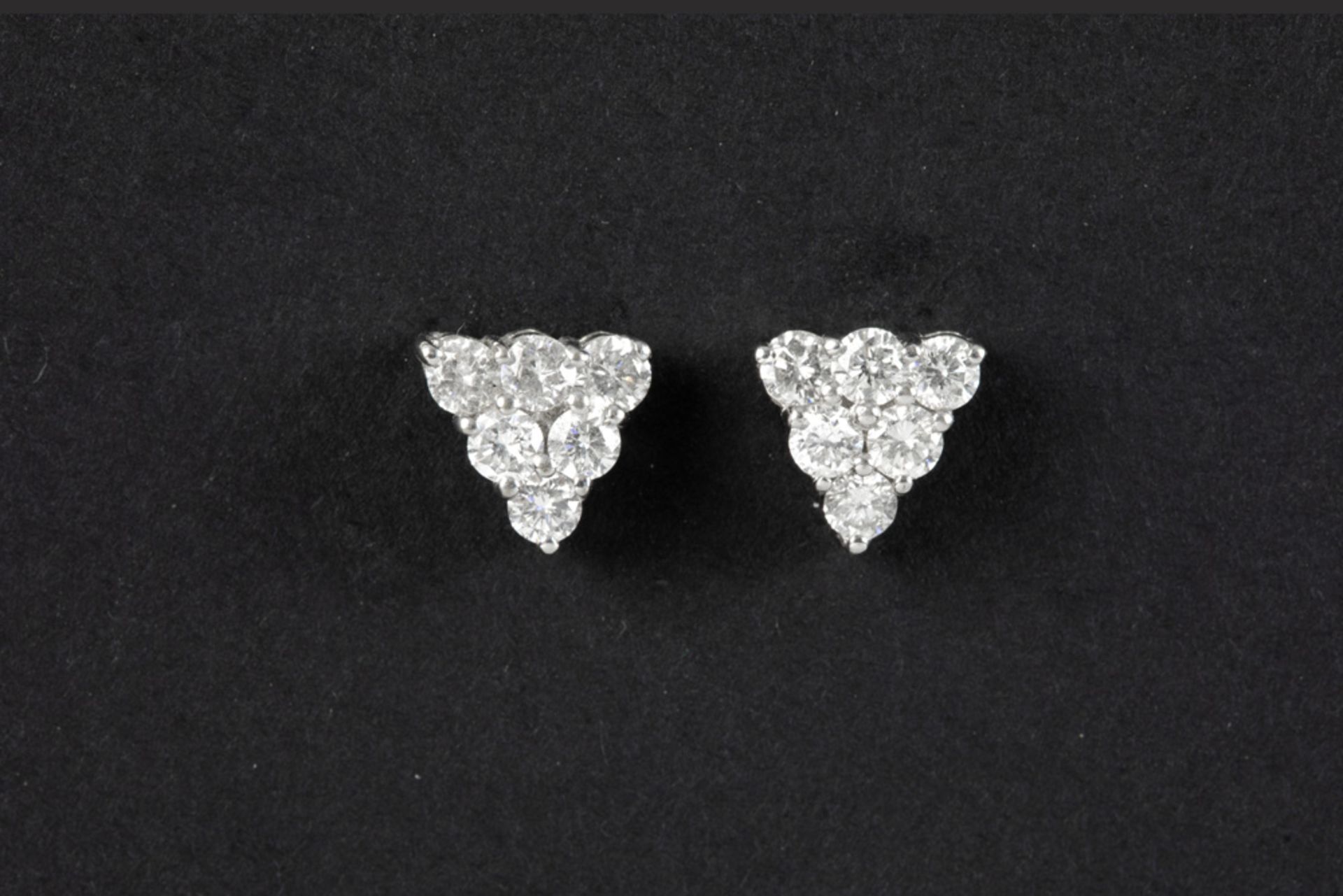 pair of earrings in white gold (18 carat) with at least 0,80 carat of high quality brilliant cut
