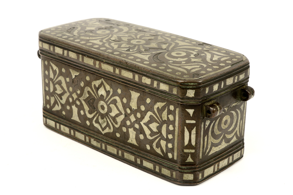 antique Persian (jewelry/money) box in bronze with silver inlay with lotusflowers decor||Antiek