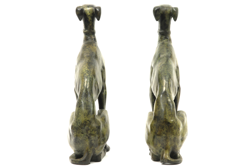 pair of decorative "Sitting dogs" sculptures in bronze with a greenish patina||Paar decoratieve - Image 5 of 5