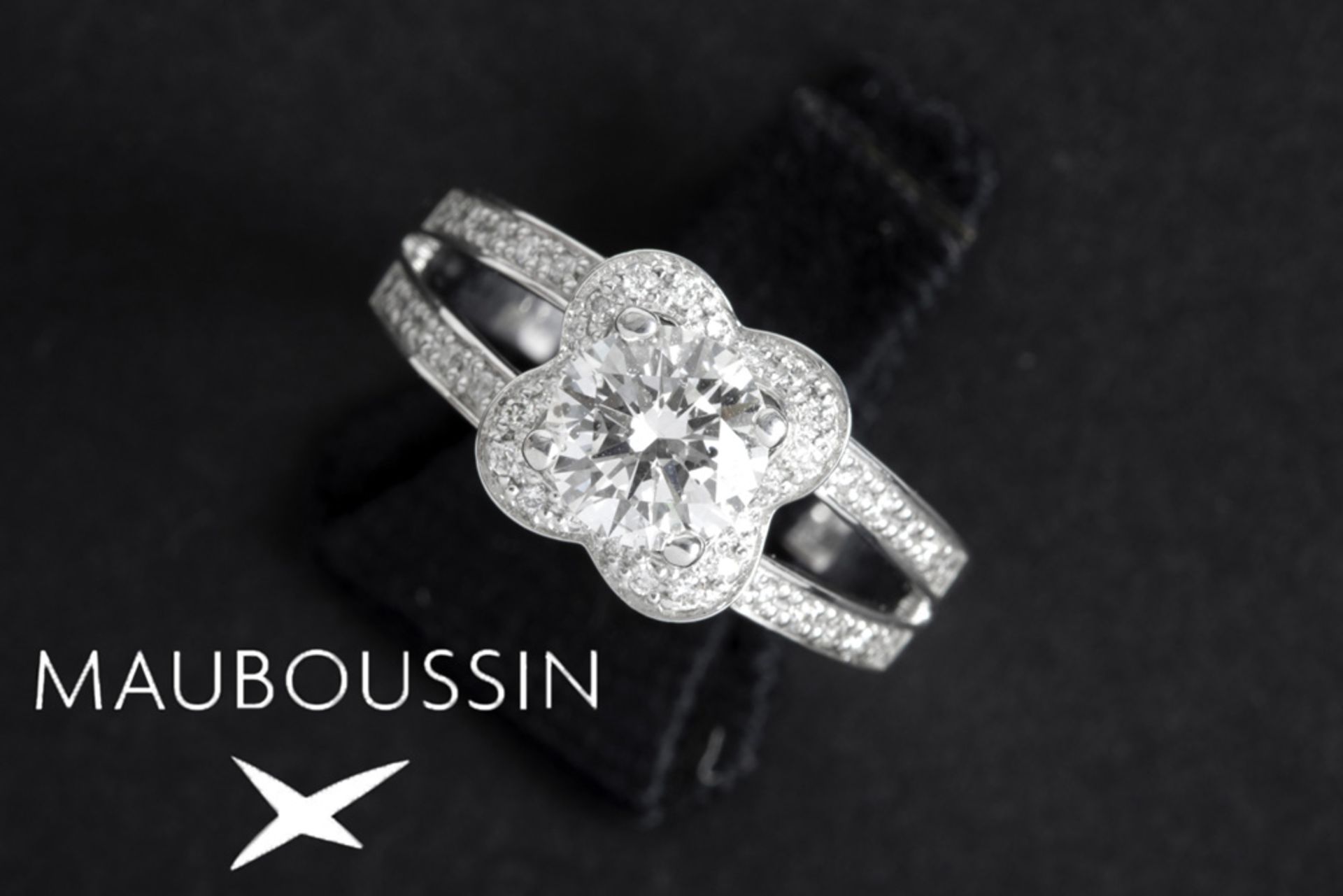 Mauboussin signed ring in white gold (18 carat) with a central 1 carat brilliant cut diamond