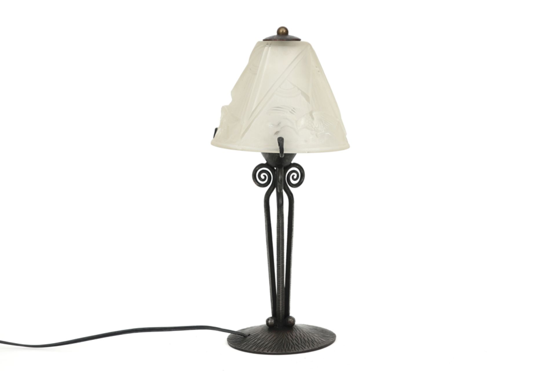 French Art Deco lamp in wrought iron and crystal-glass||Franse Art Deco-lamp met voet in