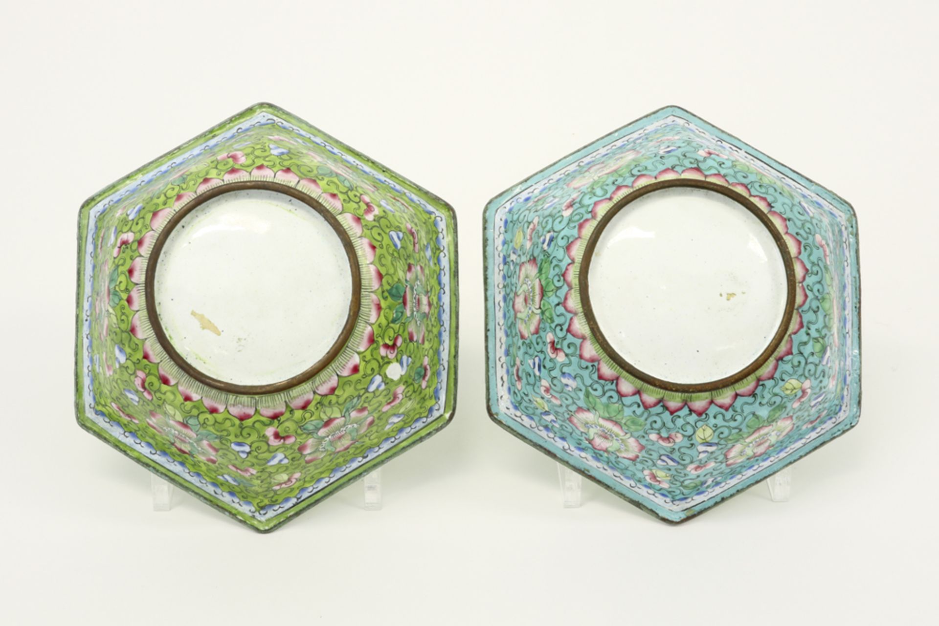 pair of 'antique' Chinese bowls in enamel on brass with a polychrome flowers decor||Paar 'antieke' - Bild 3 aus 3