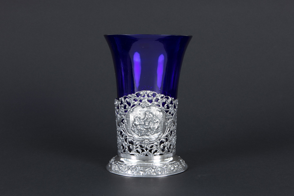 'antique' vase in blue glass with a neoclassical mounting in marked silver||'Antieke' vaas in