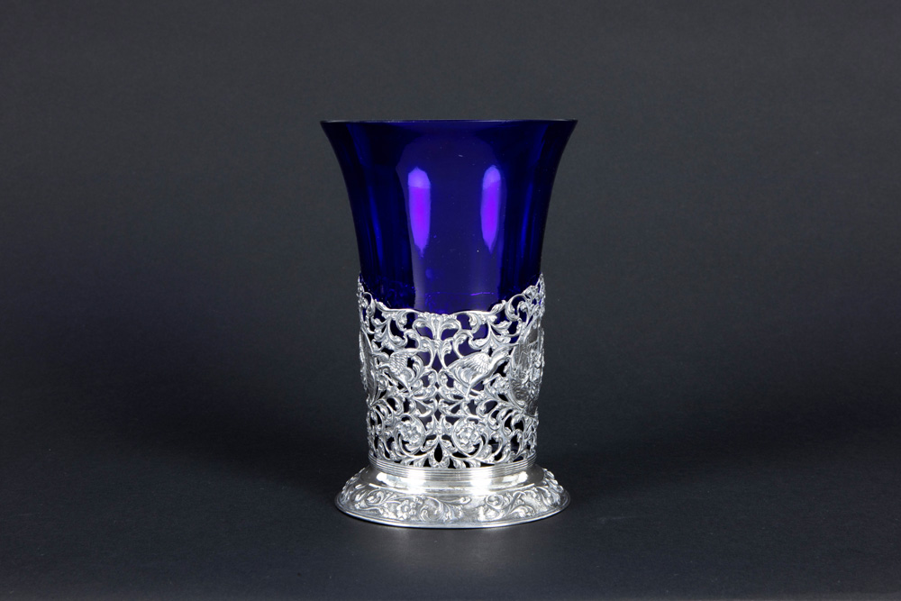 'antique' vase in blue glass with a neoclassical mounting in marked silver||'Antieke' vaas in - Bild 3 aus 5