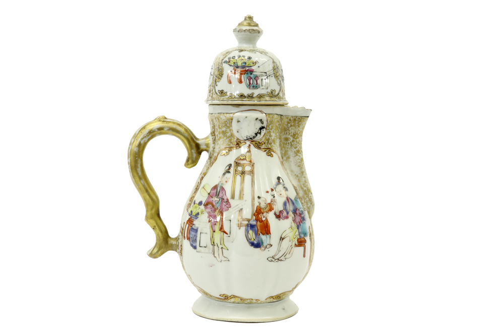 18th Cent. Chinese lidded (coffee)pot in porcelain with a polychrome "Mandarin" decor||Achttiende - Bild 2 aus 5