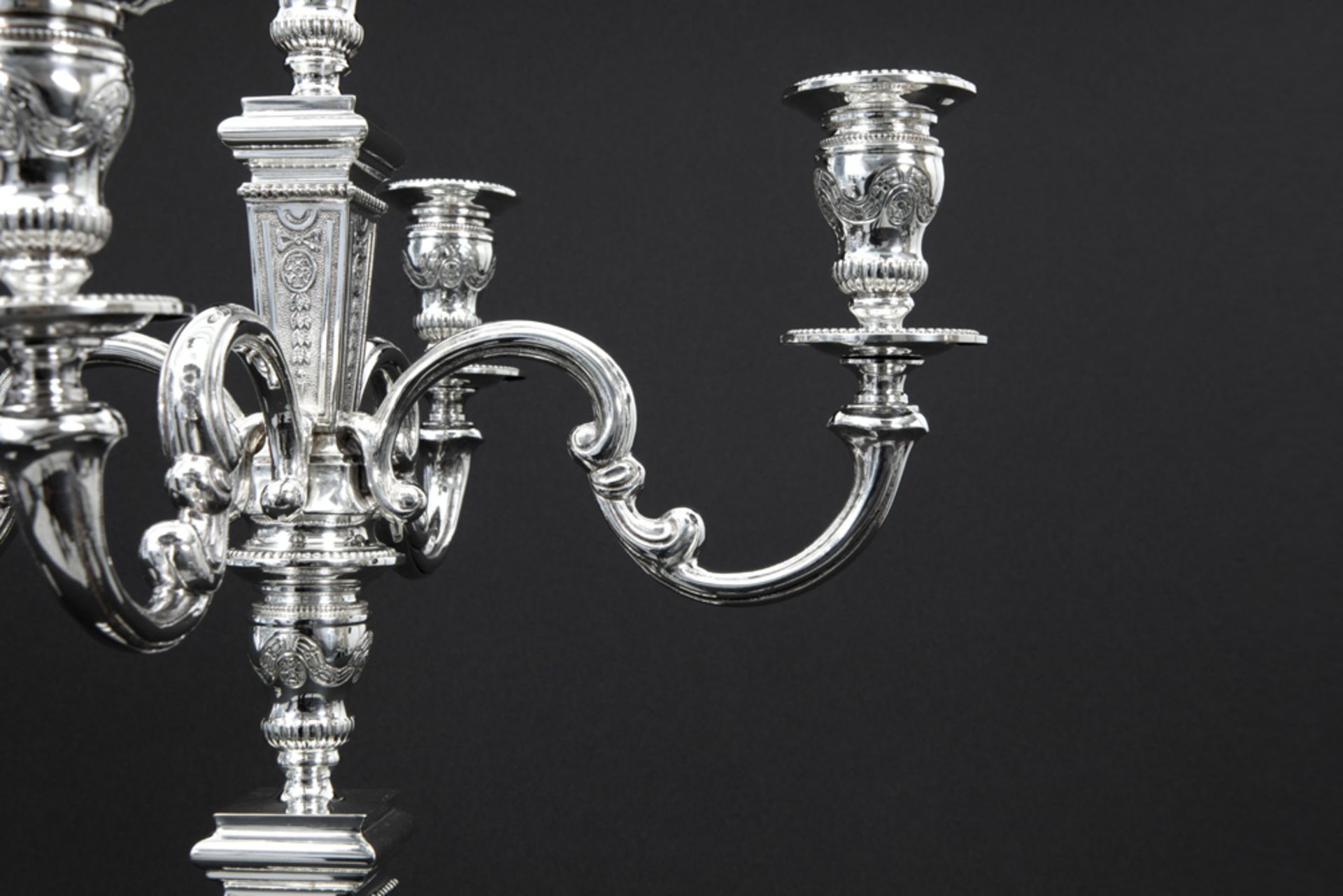 pair of neoclassical candelabras in marked silver||Mooi paar neoclassicistische tafelkandelaars in - Bild 4 aus 5