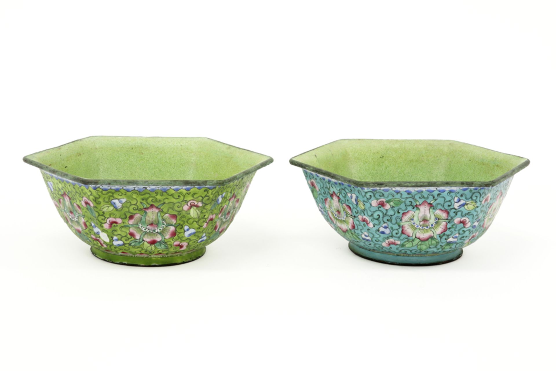 pair of 'antique' Chinese bowls in enamel on brass with a polychrome flowers decor||Paar 'antieke'