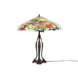 Tiffany style lamp with base in bronze and shade in glass-in-lead||Lamp in Tiffany-stijl met bronzen