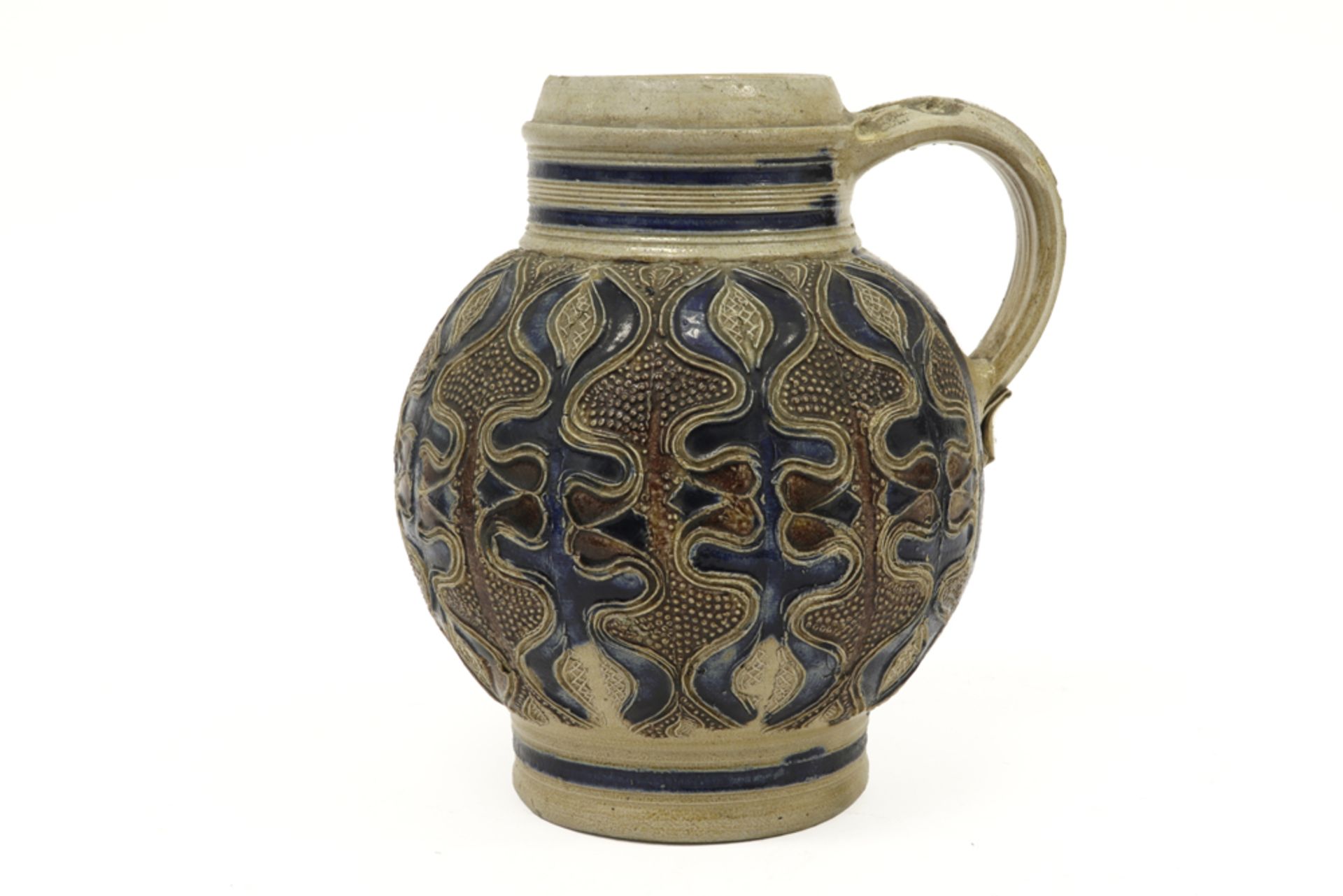 17th Cent. Westerwald pitcher in earthenware||WESTERWALD - 17° EEUW kruik in grès - hoogte : 18 cm - Image 2 of 6