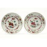 pair of 18th Cent. Chinese plates in porcelain with a 'Famille Rose' flowers decor||Paar