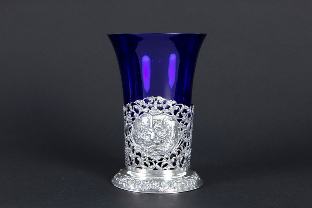 'antique' vase in blue glass with a neoclassical mounting in marked silver||'Antieke' vaas in - Bild 2 aus 5