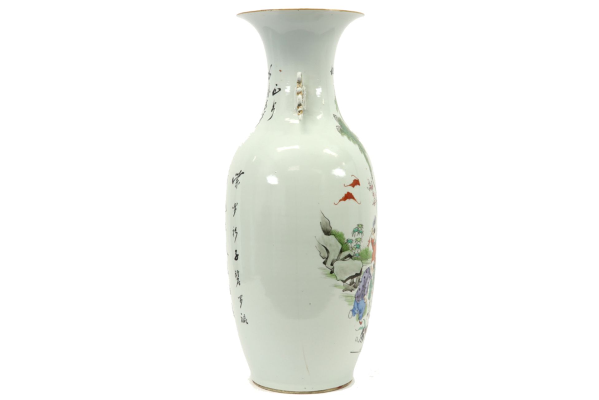 Chinese vase in porcelain with a polychrome decor with lady and children playing with a dog||Chinese - Bild 2 aus 5