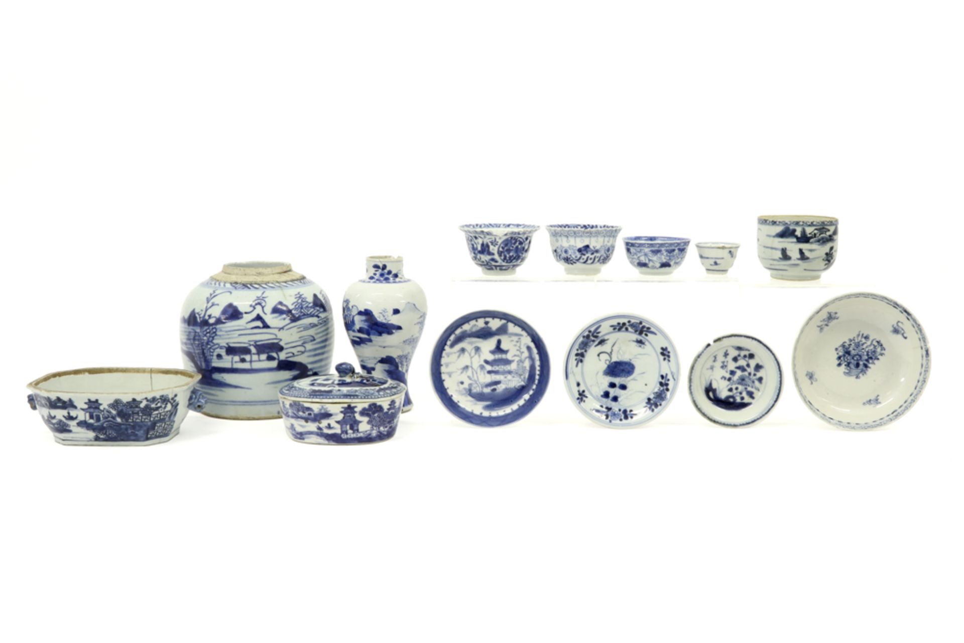 various lot of antique Chinese porcelain with blue-white decor (all with defects)||Lot (13) antiek