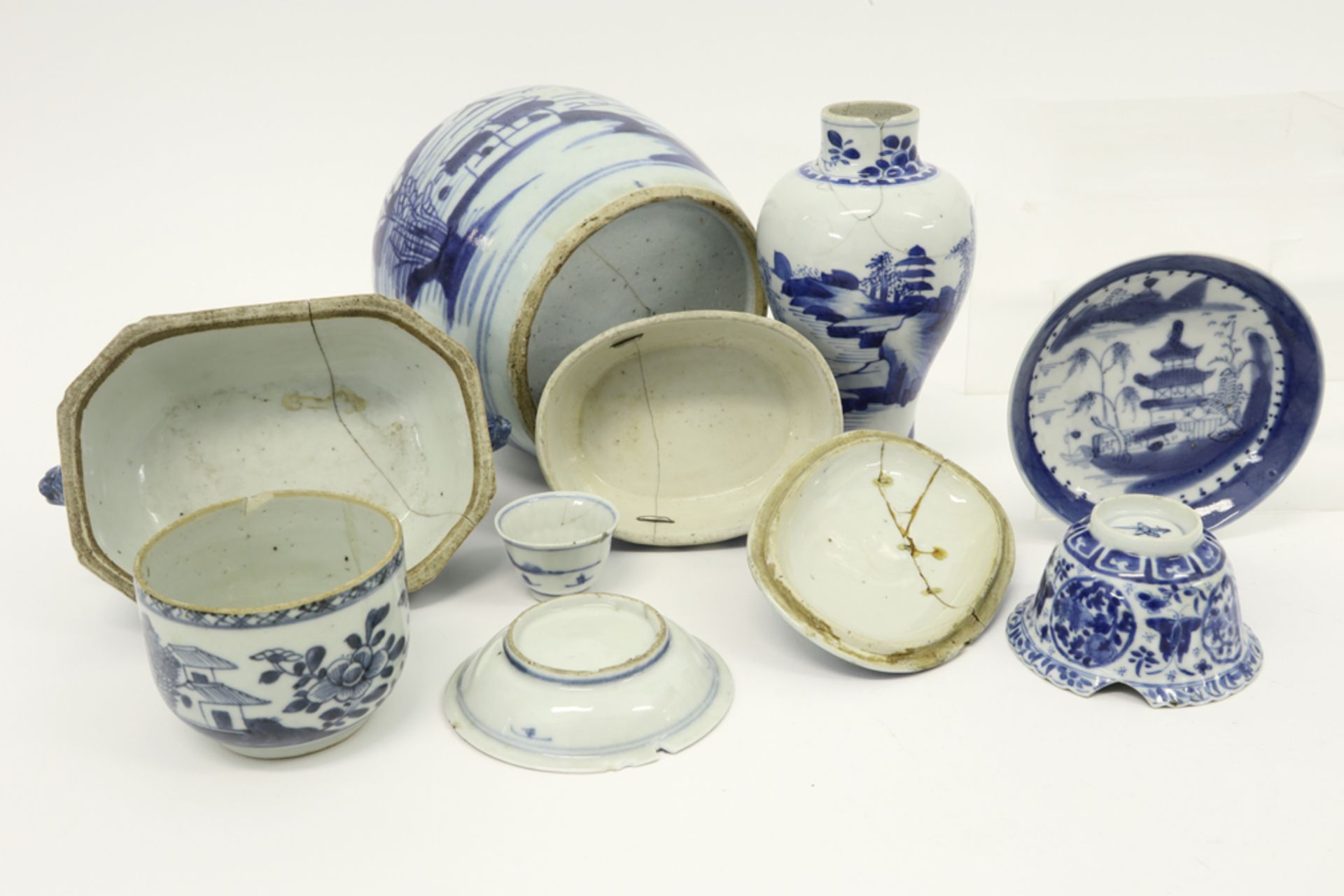various lot of antique Chinese porcelain with blue-white decor (all with defects)||Lot (13) antiek - Bild 2 aus 3