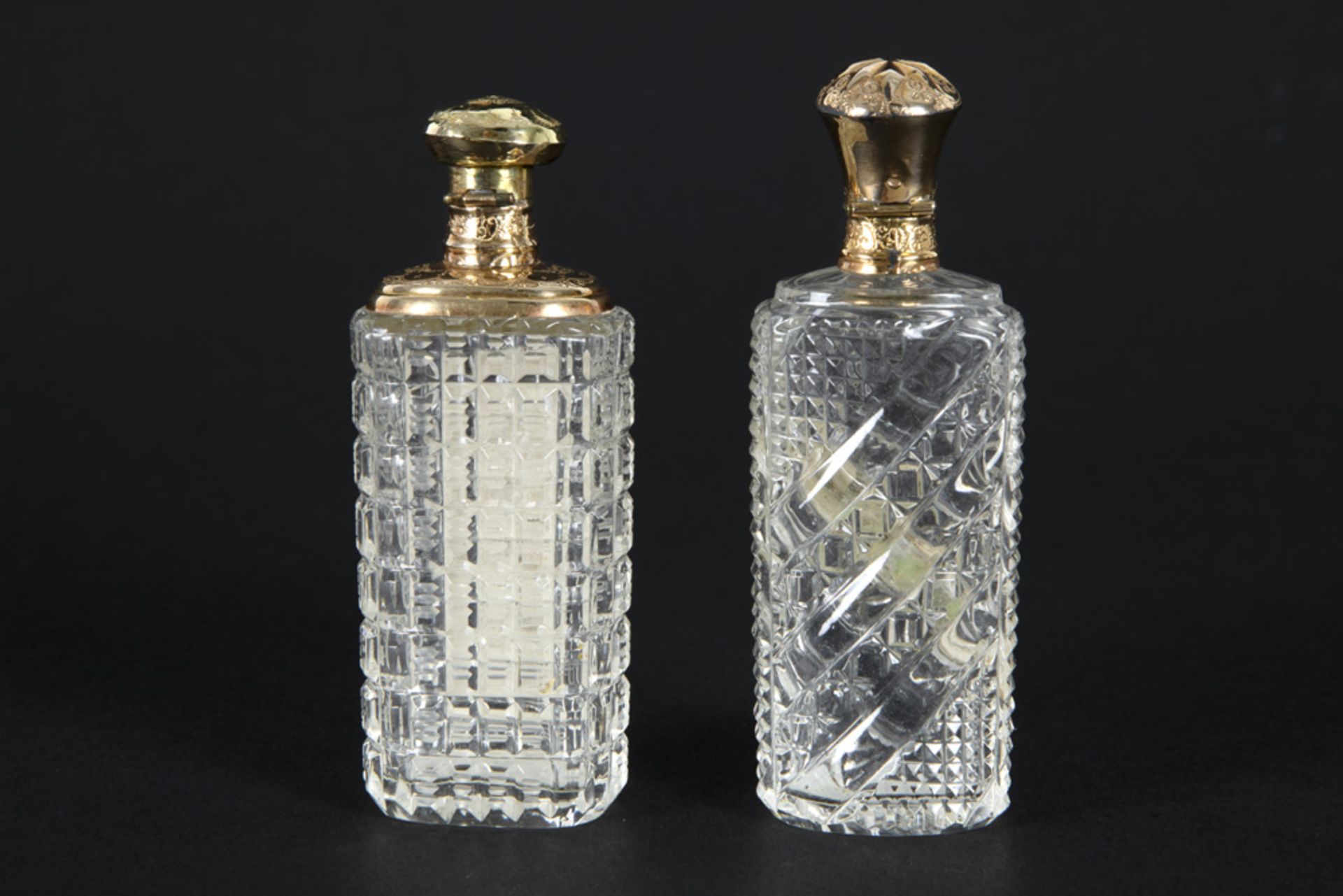 two antique perfume bottles in crystal and marked yellow gold (14 carat)||Lot van twee antieke - Bild 2 aus 5