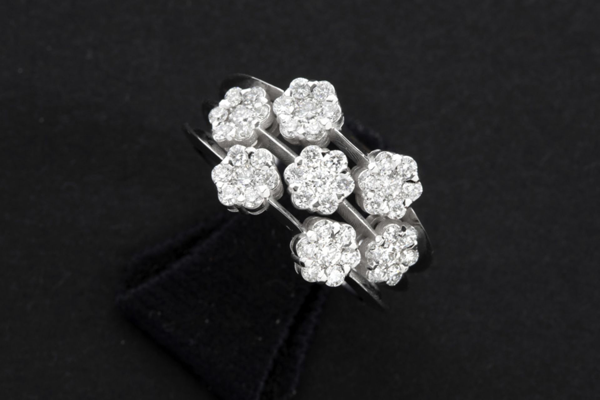 ring in white gold (18 carat) with 0,85 carat of very high quality brilliant cut diamonds||