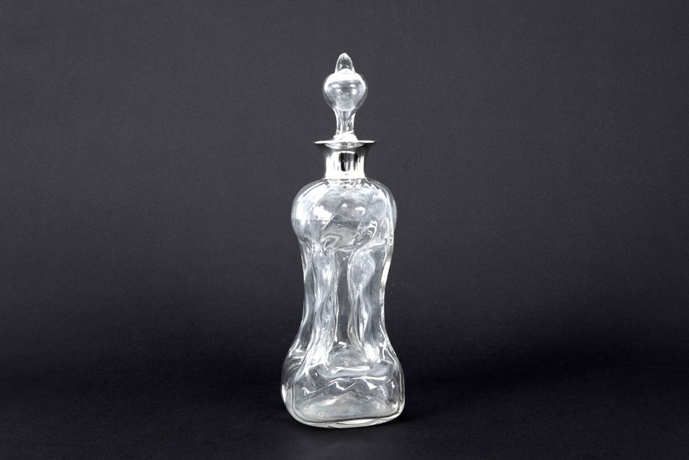 antique English decanter in clear glass with a mounting in marked silver||Antieke Engelse zgn "knijp - Bild 3 aus 4